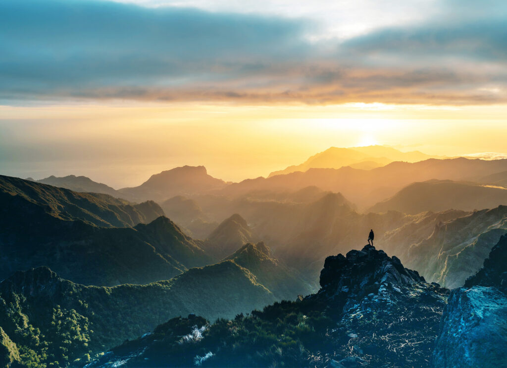 Explore o lado mais intenso da Madeira, levadas exigentes, cascatas escondidas e paisagens selvagens fora dos circuitos turísticos.